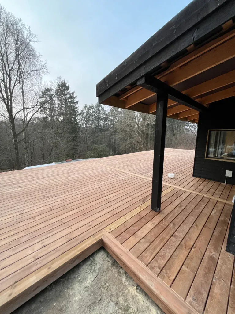 Ny træterrasse med overdækket område ved Tømrermester Anders Terp ApS.